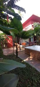 佩雷拉Tierra Negra Suite的一个带长凳和红色建筑的花园