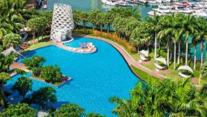 新加坡W Singapore - Sentosa Cove的享有度假村游泳池的空中景致