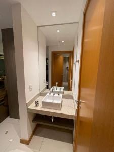 里约热内卢Flat Hotel Samba Barra Jeunesse Arena Projac Rio Centro的一间带水槽和大镜子的浴室