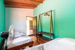 ArbolitoTabaco Lodge #1 a solo 5 mins de Playa Carrillo的带两张床和镜子的客房