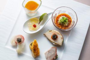 仙台仙台国际酒店的配上食物和汤的白板