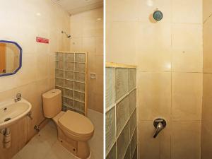 South TangerangSUPER OYO 92672 Hotel Bsd的浴室的两张照片,配有卫生间和水槽