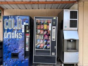 圣路易斯-奥比斯保圣路易斯奥比斯保酒店的一台冷饮自动售货机,位于微波炉旁边