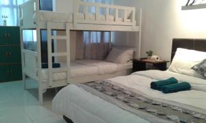 瓜埠贝斯特赛文旅馆的带2张床的客房中的2张双层床