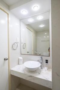 阿依纳帕Napa Jay Hotel的一间带水槽和大镜子的浴室