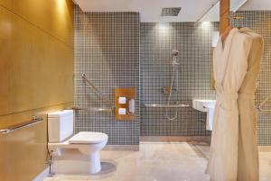 深圳The Westin Shenzhen Nanshan的一间带卫生间和淋浴的浴室