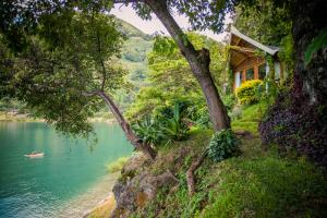 圣马科斯拉拉古纳Baba Yaga Atitlan的湖畔小山上的房屋