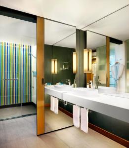 曼谷Aloft Bangkok - Sukhumvit 11的一间带三个水槽和大镜子的浴室