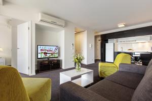 布里斯班柯德公寓酒店的带沙发和电视的客厅