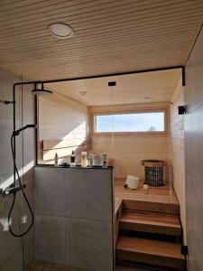 卡拉约基Beach house的带淋浴的小浴室和窗户。