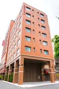 台北豪景大酒店新馆的一座高大的红砖建筑,设有车库