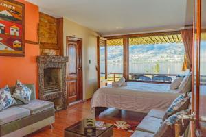 奥塔瓦洛Campo Lago Hospedaje的卧室配有床、壁炉和窗户。