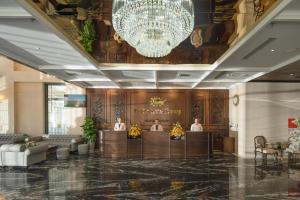 岘港Golden Lotus Luxury Hotel Danang的带有吊灯的酒店大堂