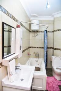 坎帕拉K-Cube Villas的浴室配有白色水槽和卫生间。