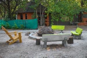 马翁Casa Bena的院子里的一组椅子和火坑