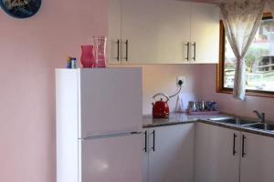 谢普斯敦港Anerley Garden Park Resort的厨房配有白色橱柜和水槽