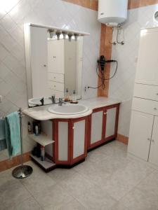 普佐伊杜Sardinia Ovest 2的一间带水槽和镜子的浴室
