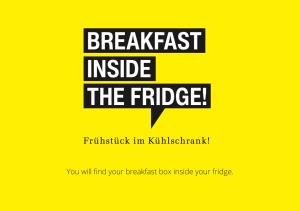 舍讷费尔德ipartment Berlin Airport的桥内用“早餐”字标的黄色标志