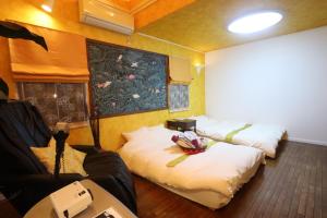 太宰府市1日1組限定Villa Dazaifu 露天風呂付1棟貸し的一个带投影仪的房间,里面设有两张床