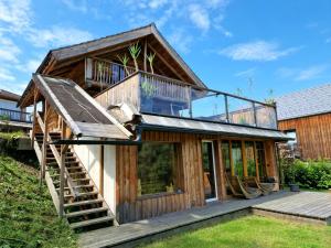 SeltenheimExperience this unique wooden house!的房屋,有楼梯到屋顶