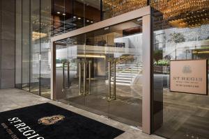澳门澳门瑞吉酒店的玻璃门进入大楼的入口