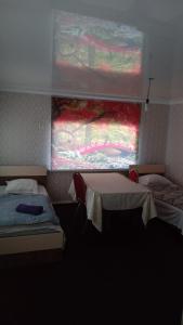 AralʼskКеруен сарайы, гостиница的客房设有两张床和窗户。