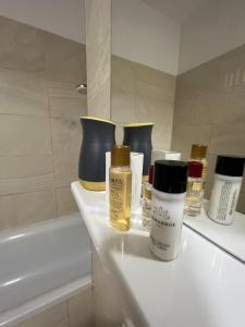 布拉索夫Apart Mihai Viteazu Residence的浴室在柜台上装有化妆品瓶
