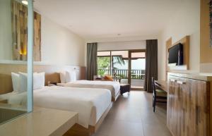 库塔Holiday Inn Resort Baruna Bali, an IHG Hotel的酒店客房设有两张床和电视。