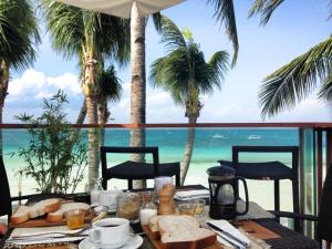 长滩岛长滩岛水之彩潜水度假酒店的一张带食物的桌子,享有海景