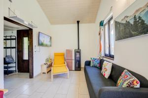 卢加诺Ca' Mia Panoramica - Happy Rentals的带沙发和黄色椅子的客厅