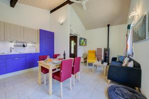 卢加诺Ca' Mia Panoramica - Happy Rentals的厨房配有紫色橱柜和桌椅