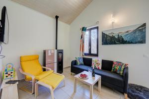 卢加诺Ca' Mia Panoramica - Happy Rentals的客厅配有沙发和桌子