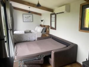 曼海德Impeccable shepherds hut sleeping up to 4 guests的一张床