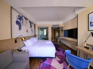 昆明凯里亚德酒店(昆明高新区吾悦广场店)的酒店客房设有一张大床和一张沙发。