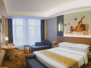 重庆维也纳国际酒店重庆冉家坝店的酒店客房带一张大床和一把椅子