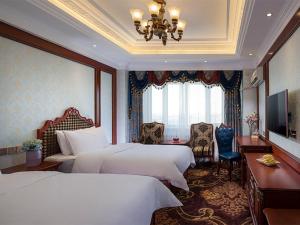 满洲里维也纳智好酒店内蒙古满洲里中苏金街店的酒店客房设有两张床和电视。