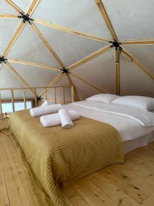 贾马里海姆森LİMKHONA DOME - CHALET的帆布帐篷内一间卧室(带一张床)