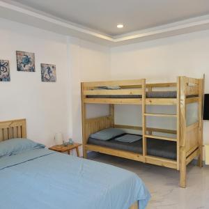 莫阿尔博阿TuloMir #A 뚤로미르 행복한 4인실的一间卧室配有两张双层床。