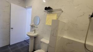 莫阿尔博阿TuloMir #A 뚤로미르 행복한 4인실的一间带水槽、卫生间和淋浴的浴室