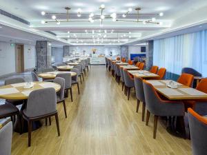 霞浦凯里亚德酒店(霞浦高铁站店)的餐厅内带桌椅的用餐室