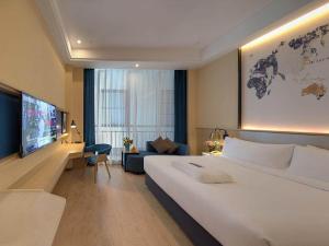 南汇凯里亚德酒店(上海国际旅游度假区浦东机场店)的酒店客房设有一张大床和一张沙发。
