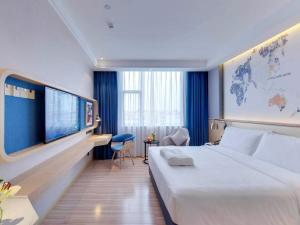 广州凯里亚德酒店(广州白云国际机场人和地铁站店)的酒店客房设有一张大床和一台电视机。