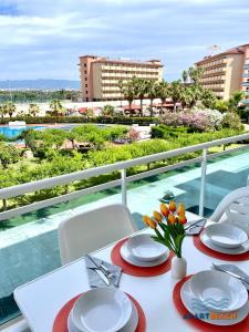 拉皮内达APARTBEACH LOS JUNCOS 2 RESIDENCIAL y JUNTO PLAYA的一张餐桌,享有海景