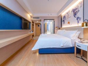 长沙凯里亚德酒店(长沙湘雅店)的酒店客房设有一张大床和一张书桌。