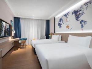 宝安凯里亚德酒店(深圳机场固戍地铁站店)的酒店客房设有两张床和一张世界地图