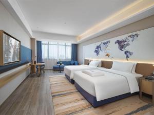 东莞凯里亚德酒店(东莞厚街会展中心店)的酒店客房设有两张床和一张世界地图