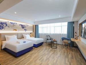 都昌凯里亚德酒店(都昌步行街店)的酒店客房配有两张床和一张书桌