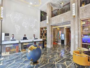 哈尔滨凯里亚德酒店哈尔滨火车站中央大街店的大堂的地板上有一个蓝色的大球