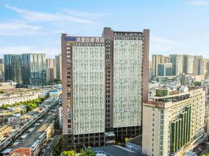 九江凯里亚德酒店(九江快乐城店)的一座有建筑的城市里高大的建筑