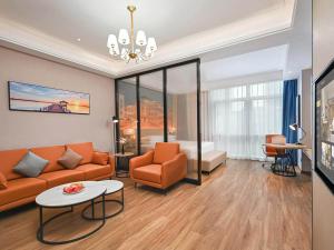 重庆维也纳国际酒店重庆中央公园店5.0的客厅配有沙发和桌子